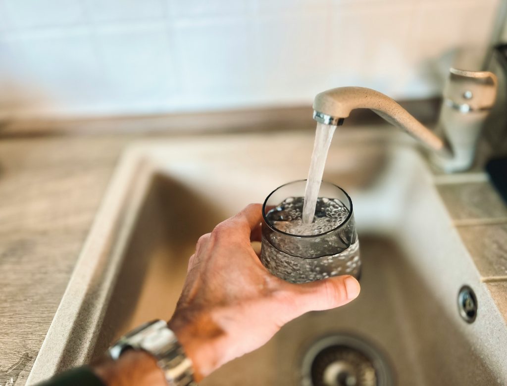 Filtered water used to improve coffee flavor at home